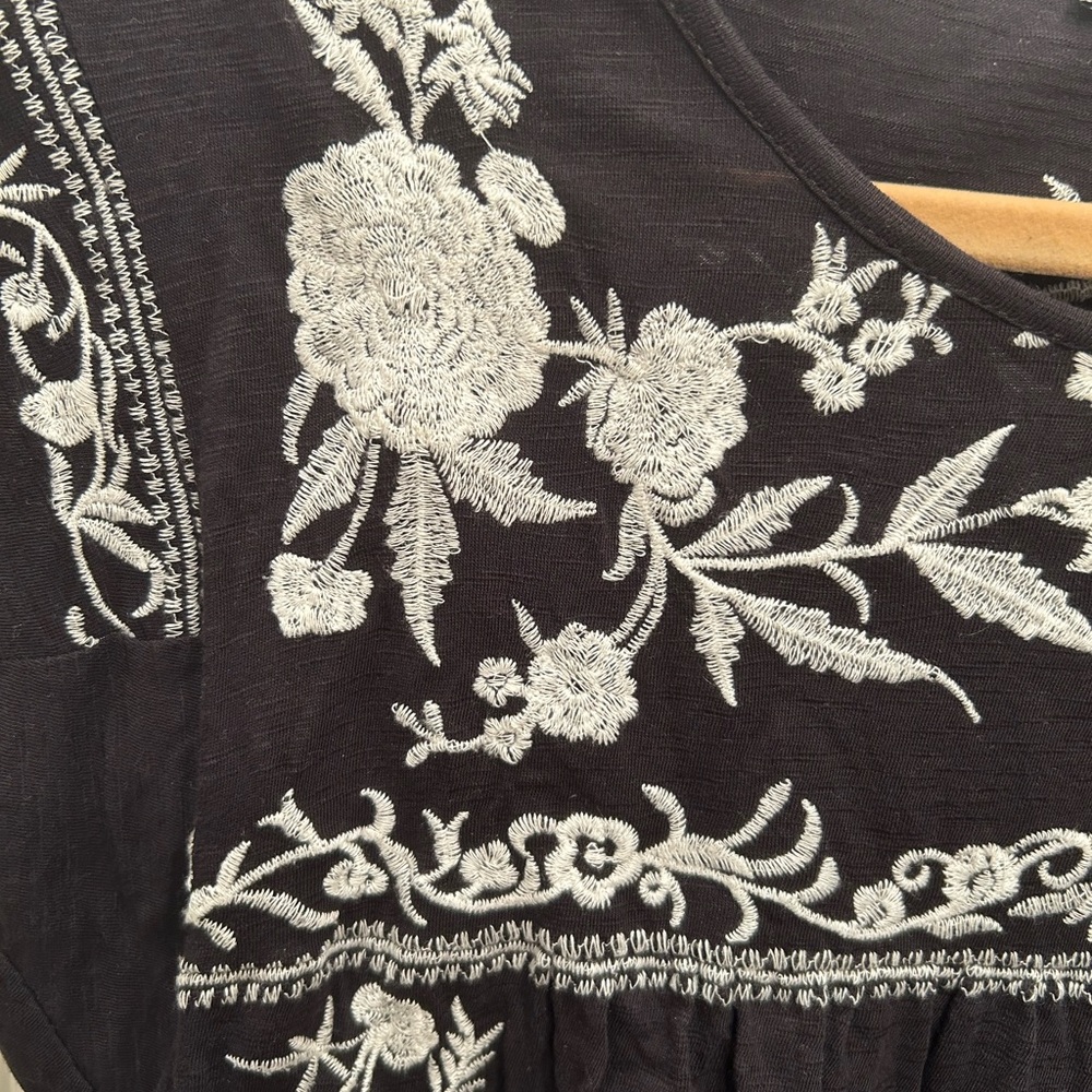 Tolani Black Top with White Floral Embroidery Short Sleeve Large 💯 Cotton Top - Picture 5 of 11